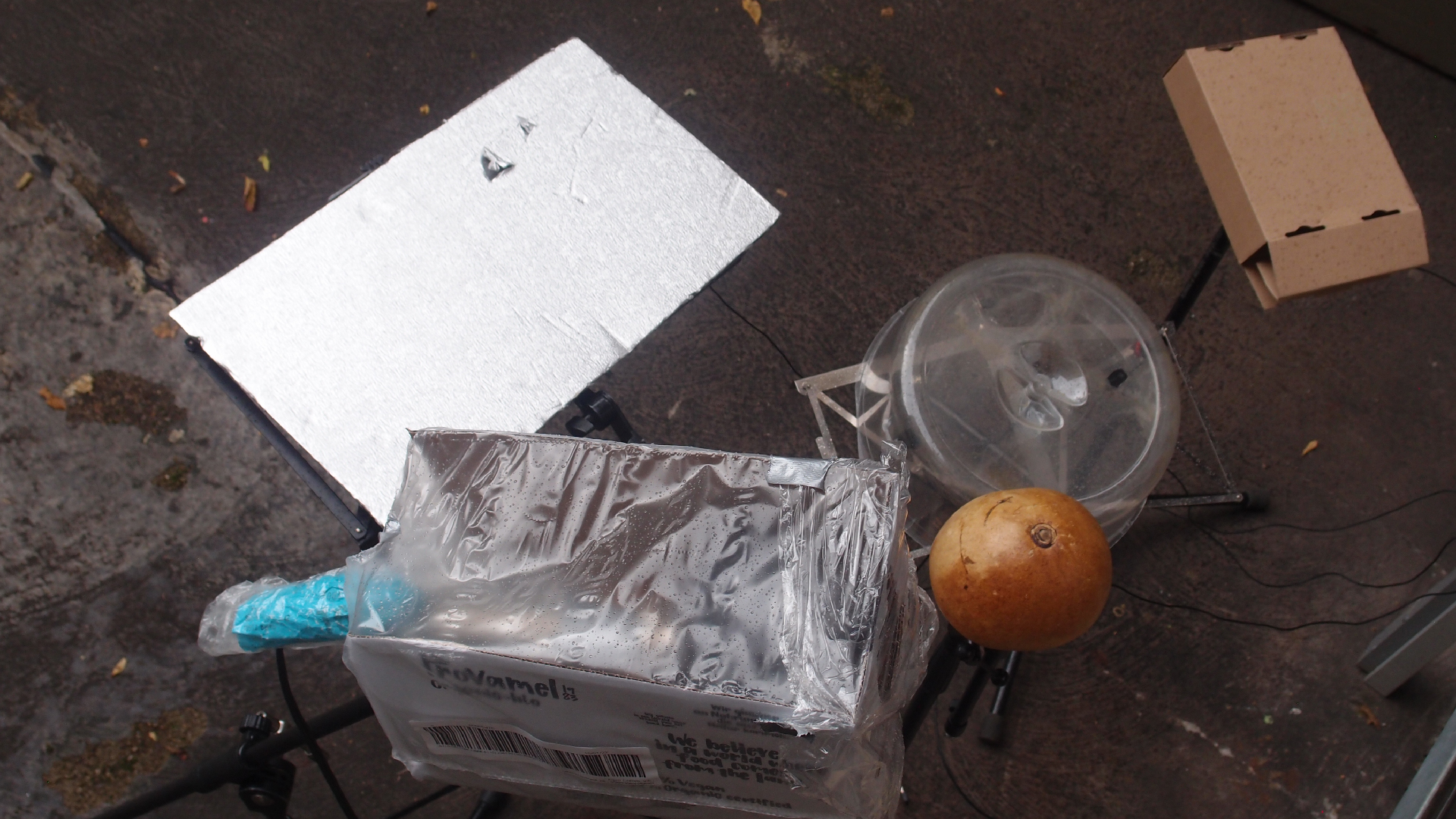 2021-08-17 Das Kleine Regen Rhythmus Orchester spielt wieder ein bichen (Plastik, Alu, Pappe, Kalebasse, Tetrapack)