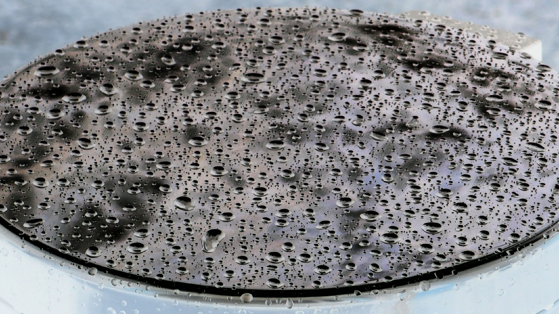 2021-08-30 Das Kleine Regen Rhythmus Orchester spielt 'autonome Beats' (Blech-Mlleimer mit Plastikbehlter)