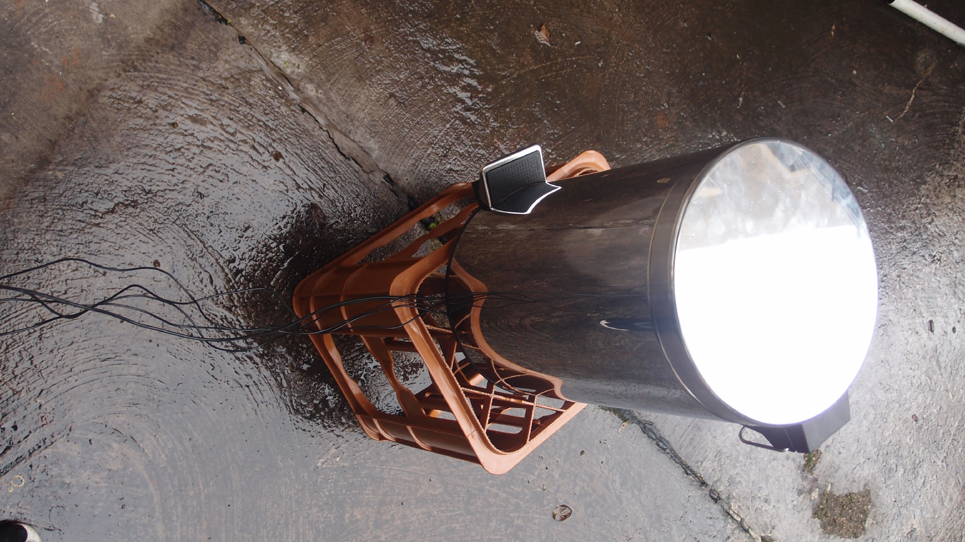 2021-08-30 Das Kleine Regen Rhythmus Orchester spielt 'autonome Beats' (Blech-Mlleimer mit Plastikbehlter)