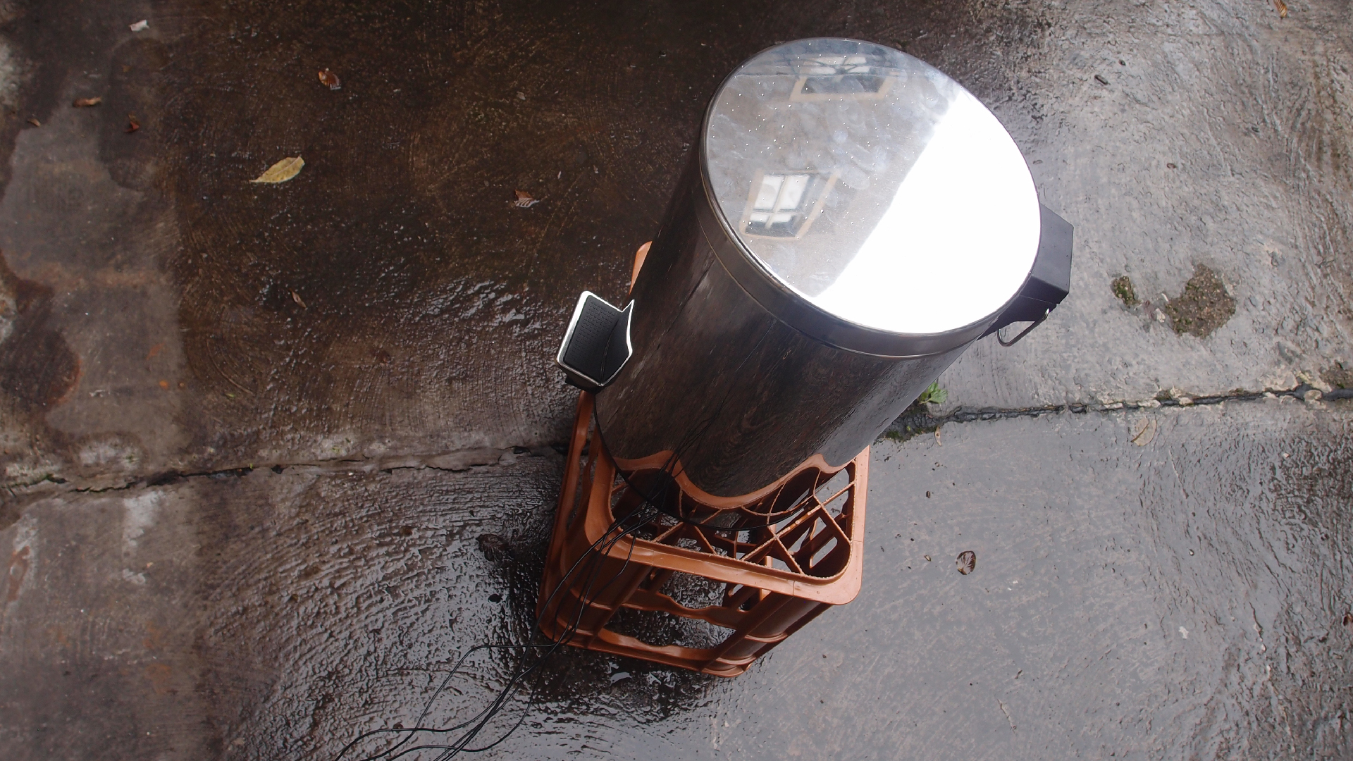 2021-08-30 Das Kleine Regen Rhythmus Orchester spielt 'autonome Beats' (Blech-Mlleimer mit Plastikbehlter)