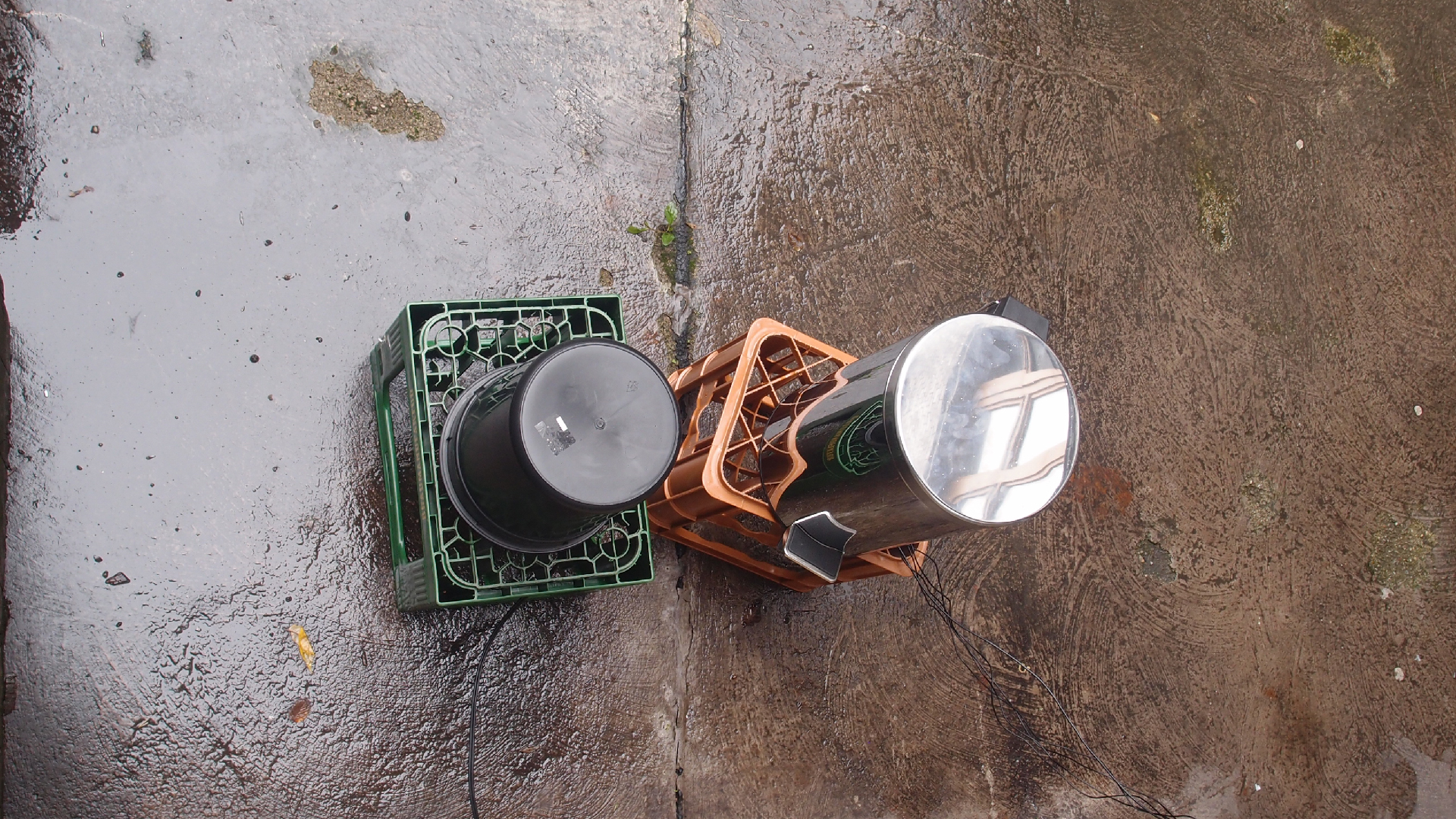 2021-08-30 Das Kleine Regen Rhythmus Orchester spielt 'autonome Beats' (Blech-Mlleimer mit Plastikbehlter)