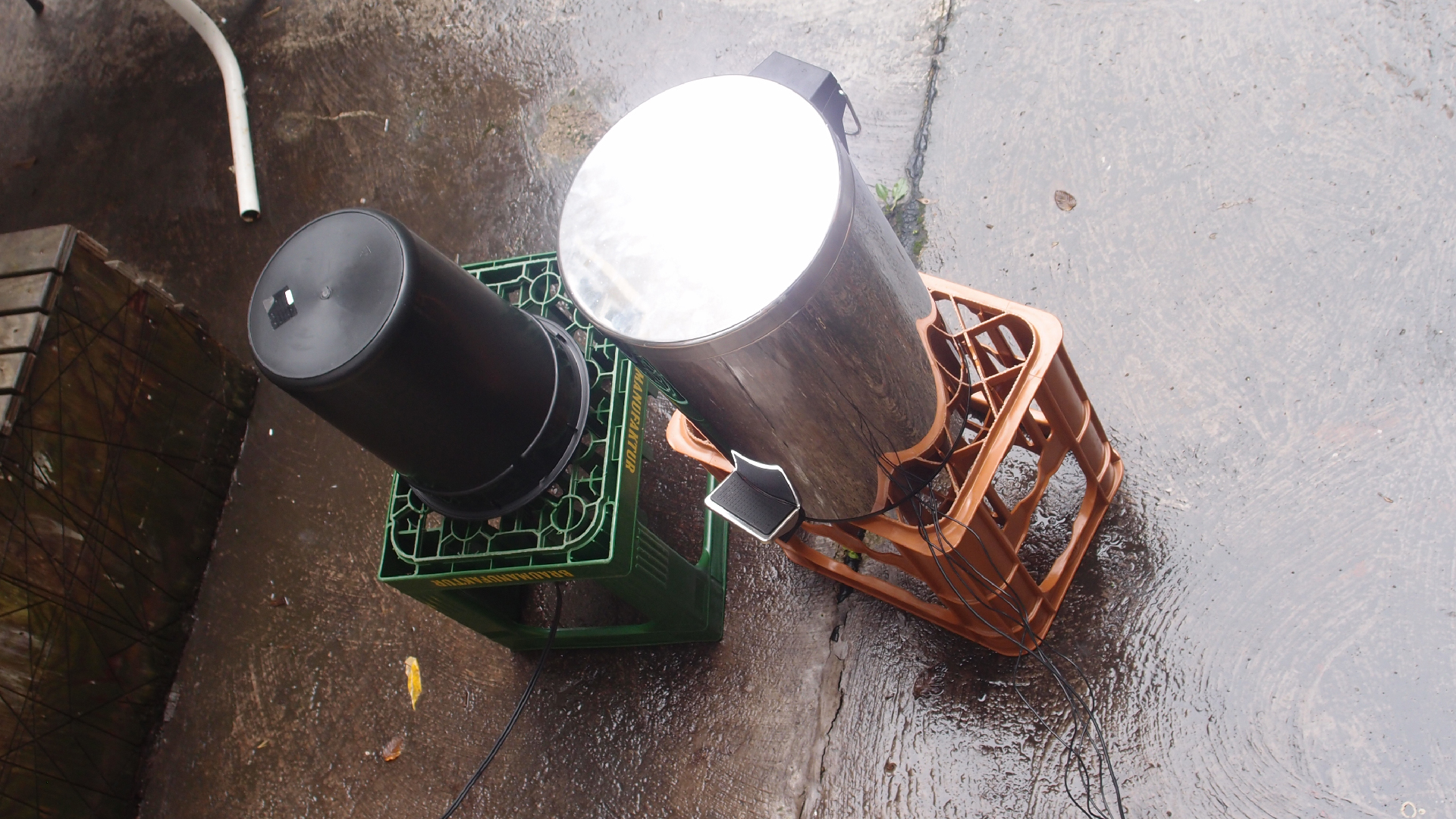 2021-08-30 Das Kleine Regen Rhythmus Orchester spielt 'autonome Beats' (Blech-Mlleimer mit Plastikbehlter)