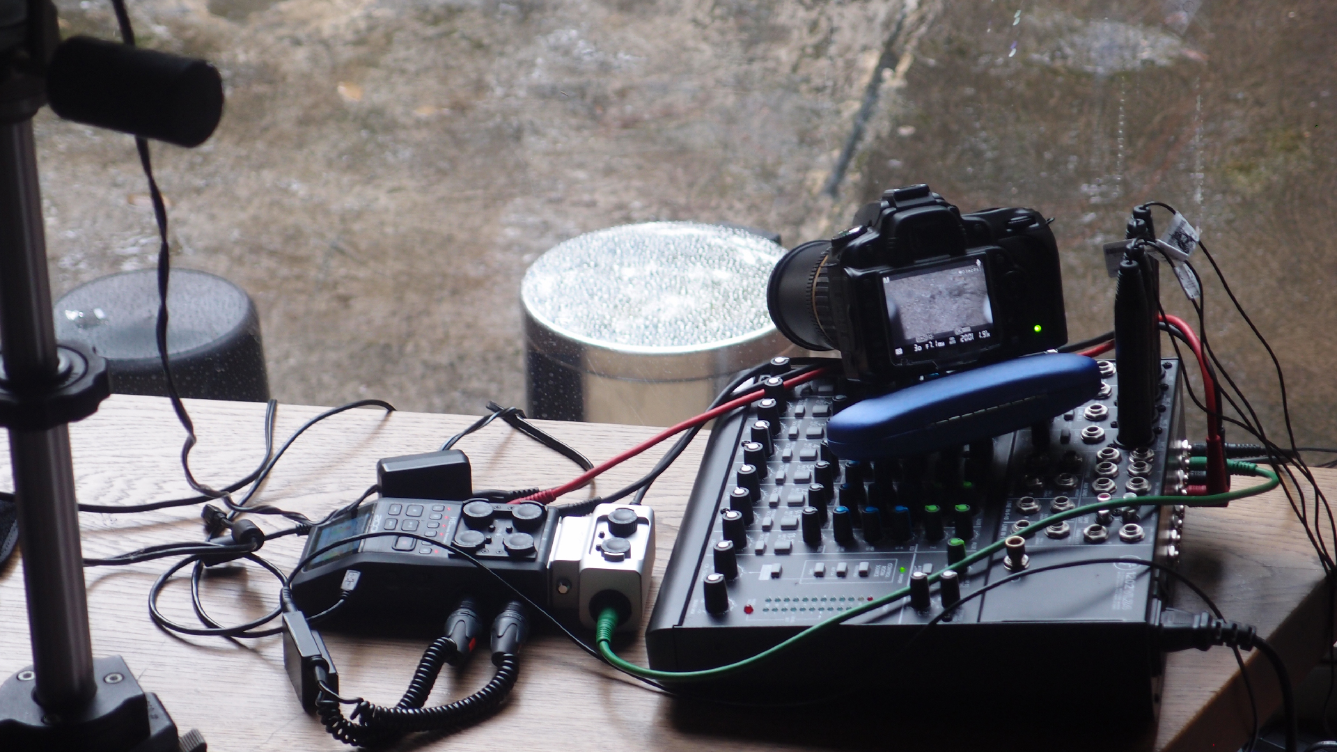 2021-08-30 Das Kleine Regen Rhythmus Orchester spielt 'autonome Beats' (Blech-Mlleimer mit Plastikbehlter)