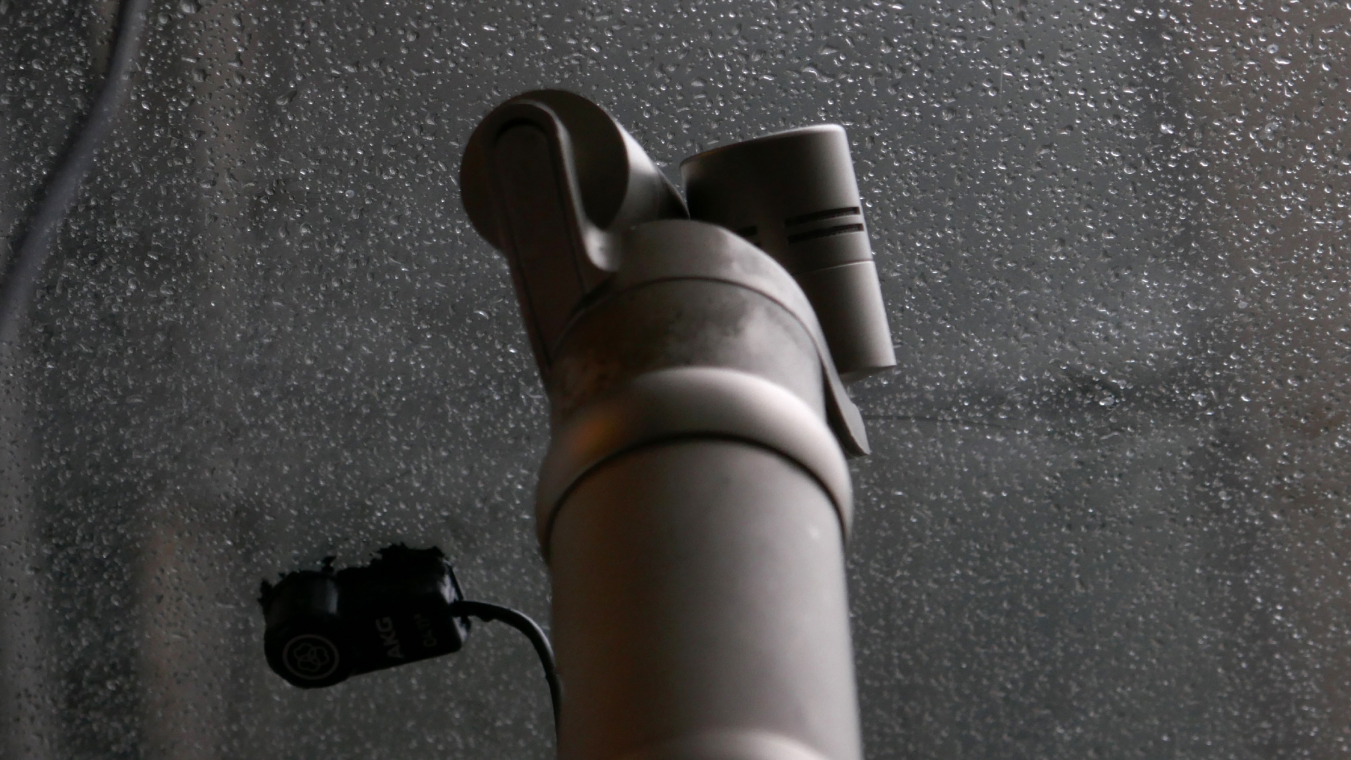 2022-02-08 Das Kleine Regen Rhythmus Orchester (Fensterglas einfach, im Bilderrahmen, II) (Audio, Video)