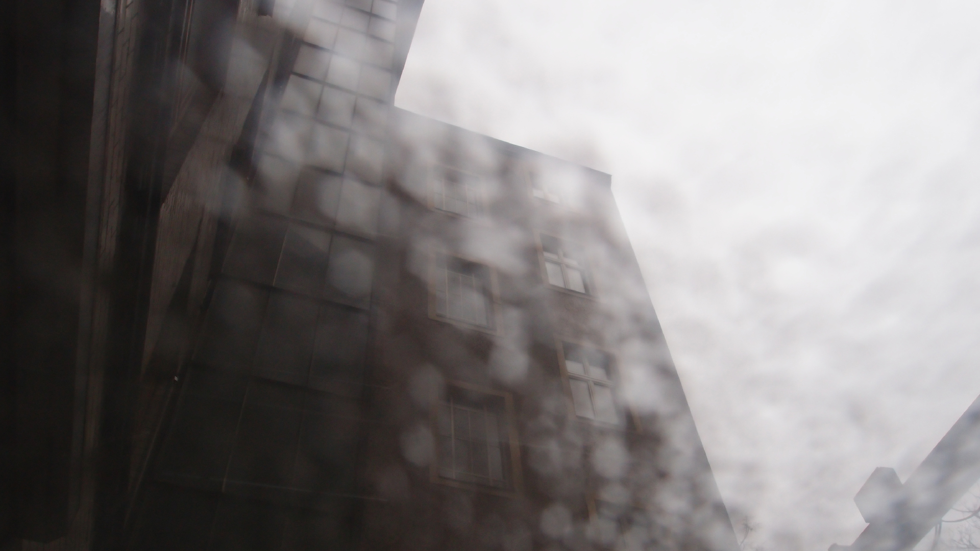 2022-02-08 Das Kleine Regen Rhythmus Orchester (Fensterglas einfach, im Bilderrahmen, II) (Audio, Video)