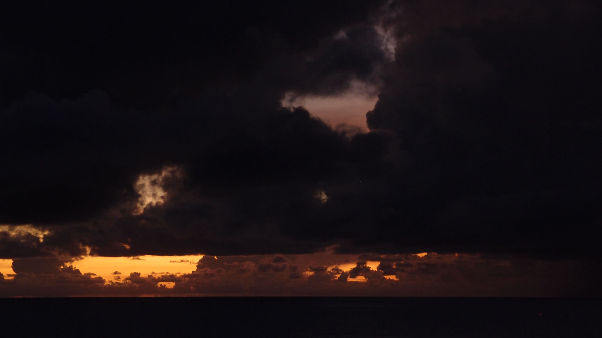 2022-10-27 15 Uhr 58 Wolken und Wellen (Foto, Video)